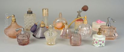 FLACONS DE PARFUM DIVERS 
Ensemble d'environ...