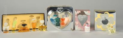 FLACONS MINIATURES 
Ensemble de quatre coffrets...