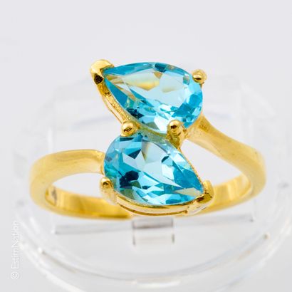 BAGUE TOPAZES 
Bague en argent doré 925/°°...