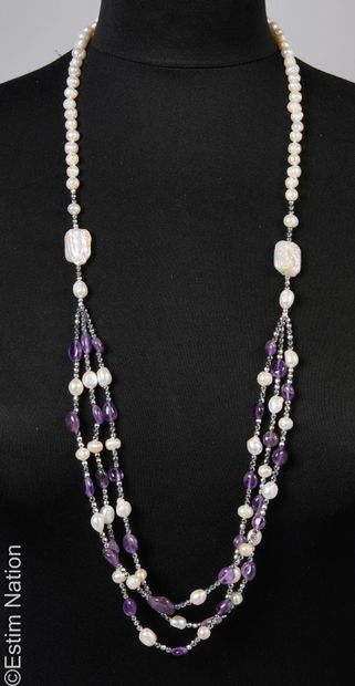 COLLIER 
Sautoir en perles d'eau douce retentant...