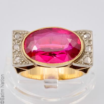 BAGUE TANK OR ET PIERRE DE SYNTHESE
Bague...
