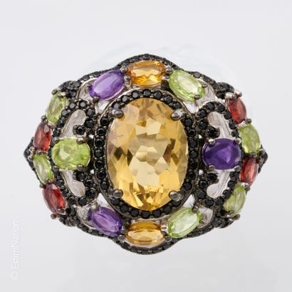 BAGUE PIERRES MULTICOLORES 
Importante bague...