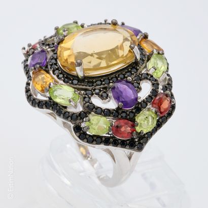 BAGUE PIERRES MULTICOLORES 
Importante bague...