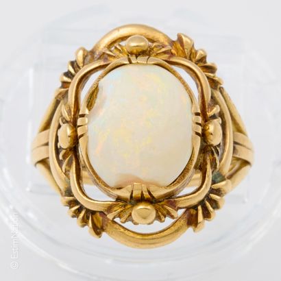 BAGUE OR ET OPALE BLANCHE
Bague en or jaune...