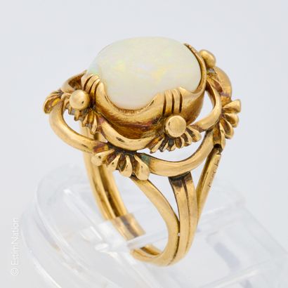 BAGUE OR ET OPALE BLANCHE
Bague en or jaune...
