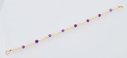 BRACELET PERLES DE CULTURES BLANCHES ET AMETHYSTES
Bracelet...