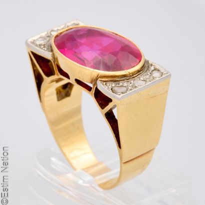 BAGUE TANK OR ET PIERRE DE SYNTHESE
Bague...