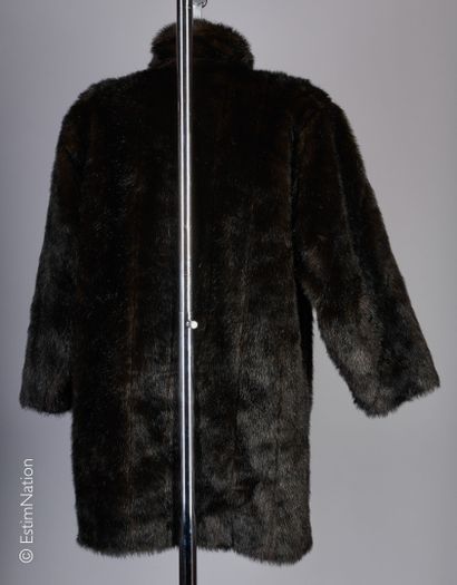 ANONYME
MANTEAU 3/4 en fausse fourrure bringé...