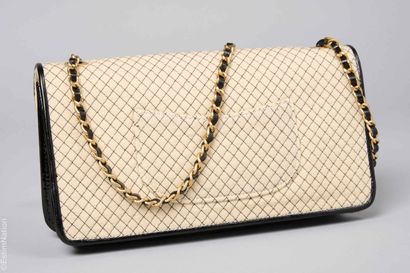 CHANEL (2002/2003)
PETIT SAC à rabat en jersey...