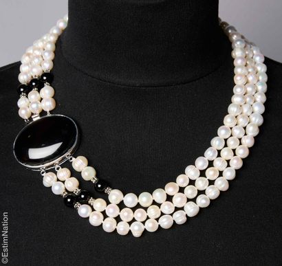 ANONYME
COLLIER composé de trois rangs de...