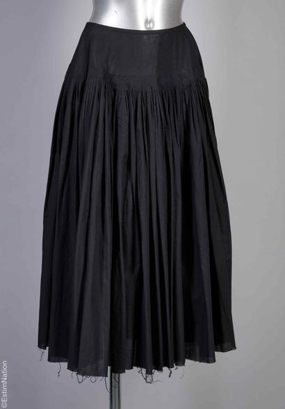 EMANUEL UNGARO, DRIES VAN NOTEN
Stepped skirt...