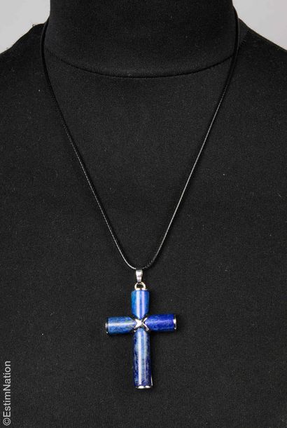 ANONYME
PENDENTIF en forme de croix en métal...