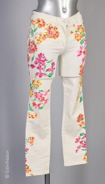 VERSACE
DEUX JEANS en coton façon denim blanc...
