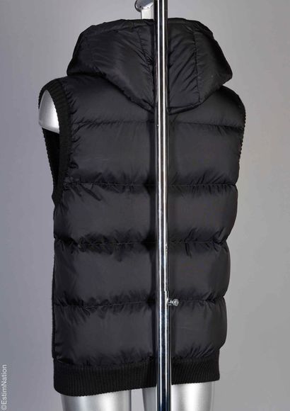 MONCLER
Sleeveless hooded DUVET in black...