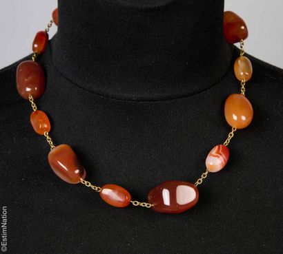 ANONYMOUS
NECKLACE in agate beads, SAUTOIR...