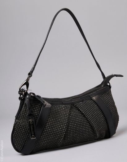 BURBERRY
PETIT SAC en cuir noir orné de picots...
