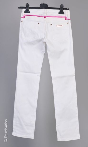 VERSACE
DEUX JEANS en coton façon denim blanc...