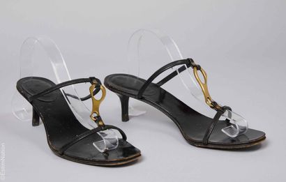 GUCCI
PAIRE DE MULES à lanières en cuir,...