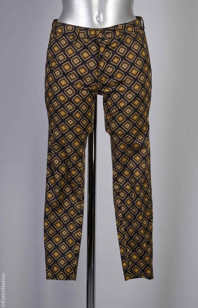 HOD
SIX PANTALONS en coton stretch imprimé...