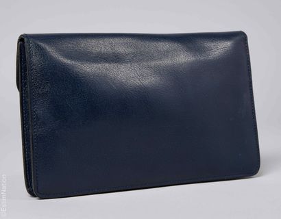 CELINE VINTAGE
POCHETTE en cuir grainé marine,...