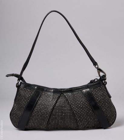 BURBERRY
PETIT SAC en cuir noir orné de picots...