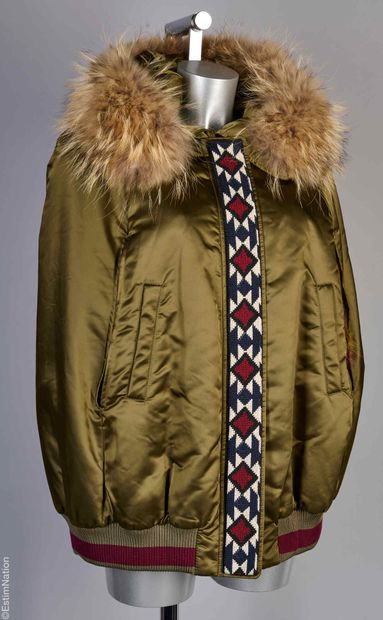 BAZAR DELUXE
Hooded wadded jacket in khaki...
