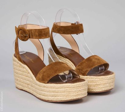 GIANVITTO ROSSI
PAIRE D'ESPADRILLES en peau...