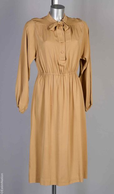 LANVIN FIN 1970
ROBE en soie camel agrémentée...
