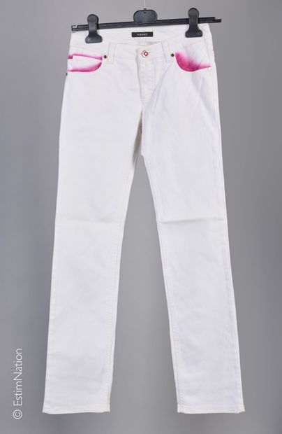 VERSACE
DEUX JEANS en coton façon denim blanc...