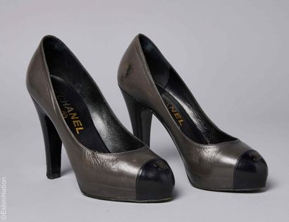 CHANEL
PAIRE D'ESCARPINS légèrement compensés...
