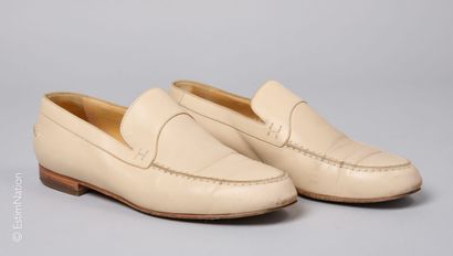 HERMES
PAIRE DE MOCASSINS en cuir coquille...