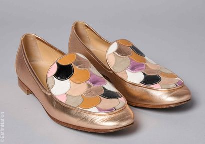 LONGCHAMP
PAIRE DE MOCASSINS en cuir métallisé...
