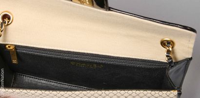 CHANEL (2002/2003)
PETIT SAC à rabat en jersey...