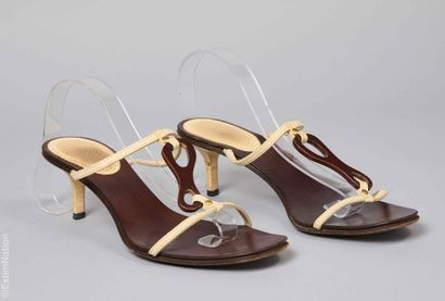 GUCCI
PAIRE DE MULES en cuir façon bois et...