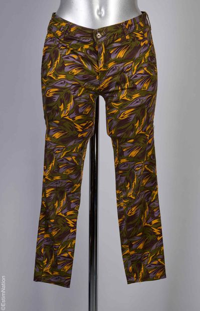 HOD
SIX PANTALONS en coton stretch imprimé...