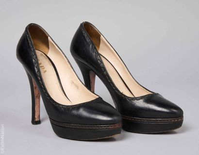 PRADA
PAIRE D'ESCARPINS compensés en cuir...