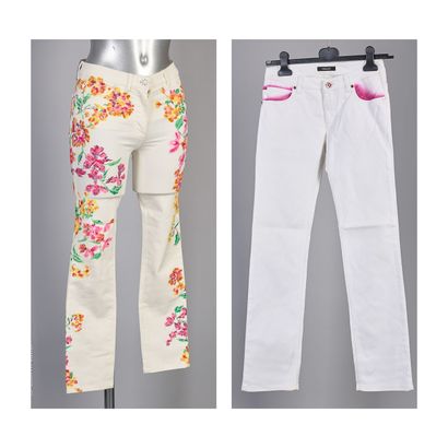 VERSACE
DEUX JEANS en coton façon denim blanc...