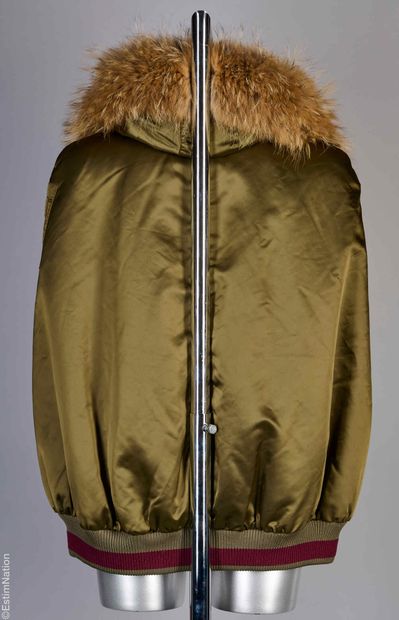 BAZAR DELUXE
Hooded wadded jacket in khaki...