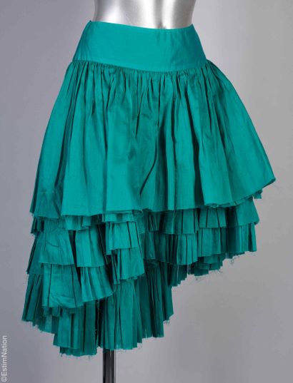 EMANUEL UNGARO, DRIES VAN NOTEN
Stepped skirt...