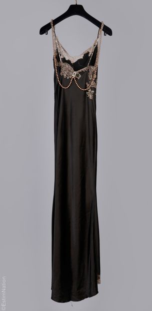 SARAH DJERALDI COUTURE
ROBE en satin noir,...