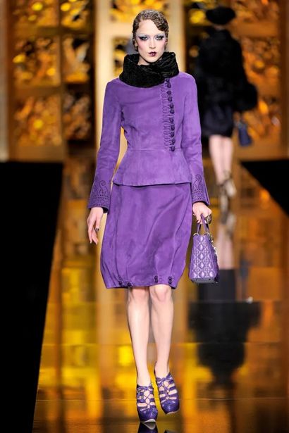CHRISTIAN DIOR BY JOHN GALLIANO (AUTUMN-WINTER...