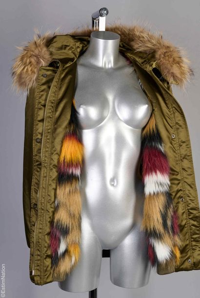 BAZAR DELUXE
Hooded wadded jacket in khaki...