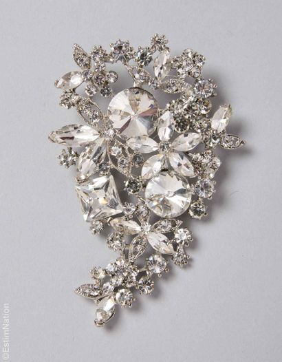 ANONYMOUS
Metal brooch with a floral spray...