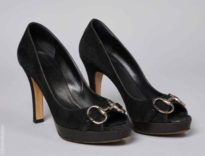 GUCCI
PAIRE D'ESCARPINS compensés à bouts...