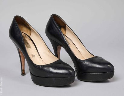 PRADA
PAIRE D'ESCARPINS compensés en cuir...