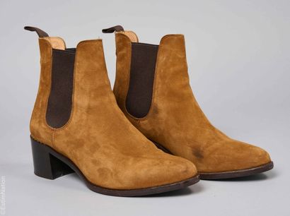 HESCHUNG
PAIRE DE BOTTINES en peau camel,...