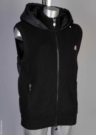 MONCLER
Sleeveless hooded DUVET in black...