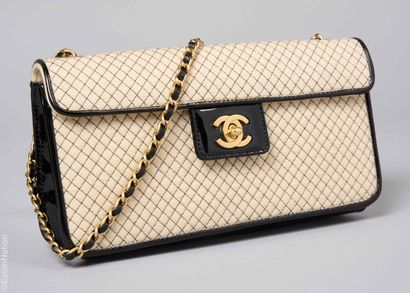 CHANEL (2002/2003)
PETIT SAC à rabat en jersey...