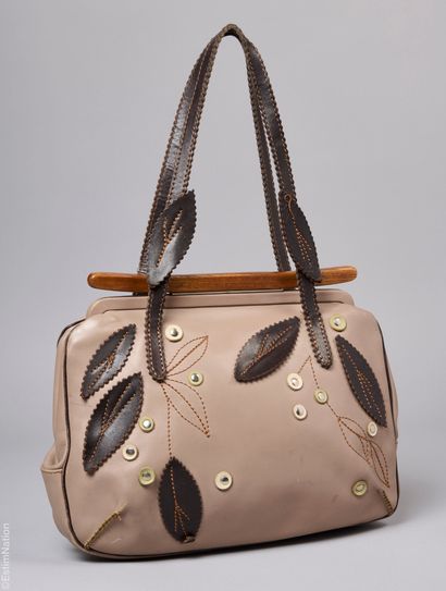 JAMIN PUECH
SAC en cuir taupe rehaussé d'un...