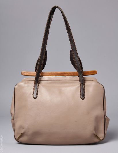 JAMIN PUECH
SAC en cuir taupe rehaussé d'un...